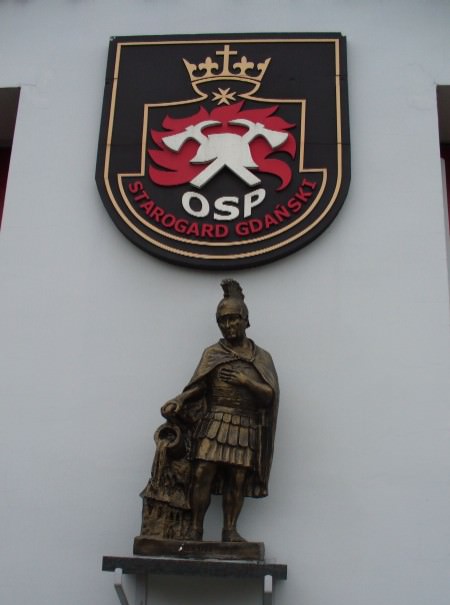 Św. Florian : nasz patron. Figurka umieszczona na budynku OSP Starogard Gdański.